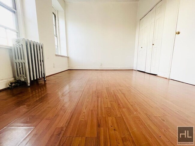 Building Photo - Your Front-Facing & Cozy 2 bedroom Apartme...