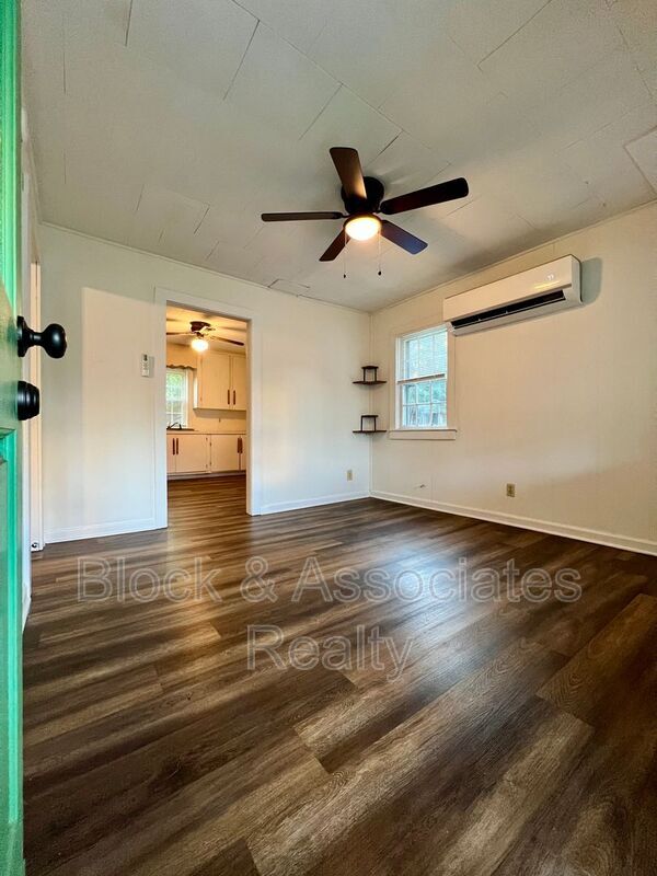 Building Photo - 407 Dobson St