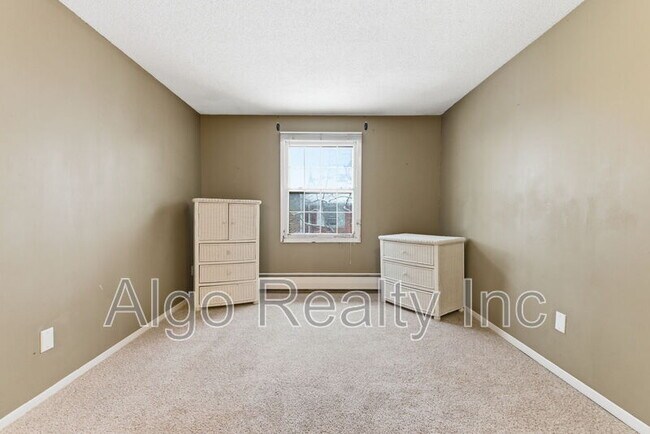 Building Photo - 1023 Smetana Rd