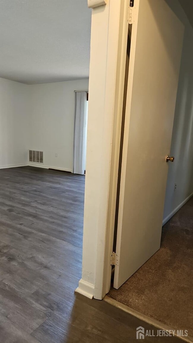 Building Photo - 909 Ravens Crest Dr