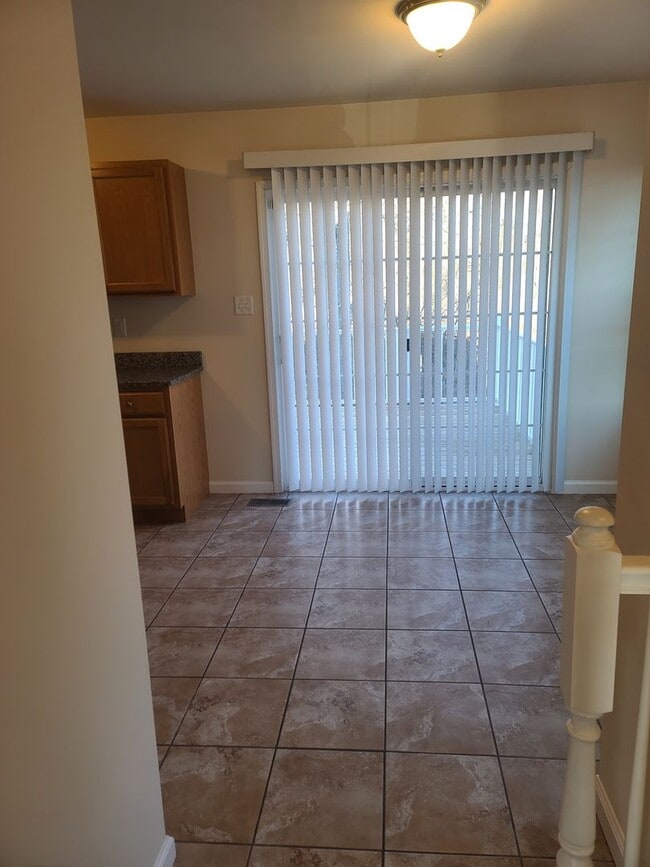 Building Photo - 3 Bedroom 2 1/2 bath ** End Unit** Townhome for Rent in Waynesboro