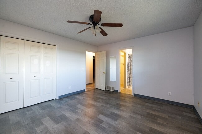 Building Photo - Spacious 5-Bedroom Home with Bonus Room & ...