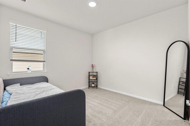 Building Photo - 381 Evergreen Sumac Lp