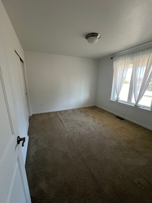 Building Photo - Beautiful 3 bedroom, 2 1/2 bath House with Ocean View!