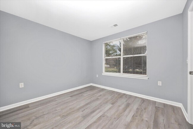 Building Photo - 10001 Vanderbilt Cir