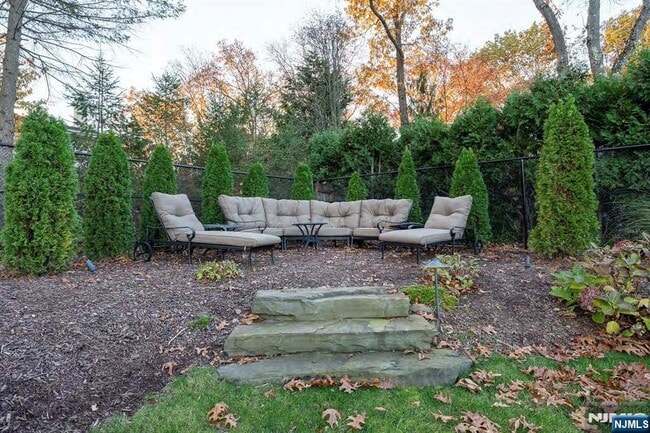 Building Photo - 39 Springhouse Rd