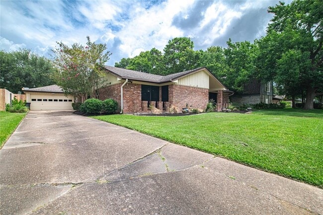 Building Photo - 319 Forest Lake Dr