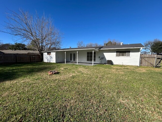 Building Photo - 3 Bedroom /1 Bath Ranch Style Home Availab...