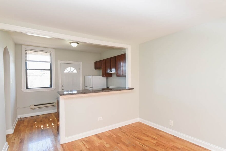 Building Photo - 4409 N Wolcott Ave