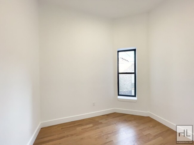 Building Photo - South Williamsburg / No Fee / Spacious 3-B...