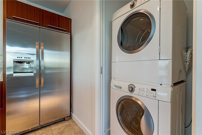 Building Photo - 4471 Dean Martin Dr