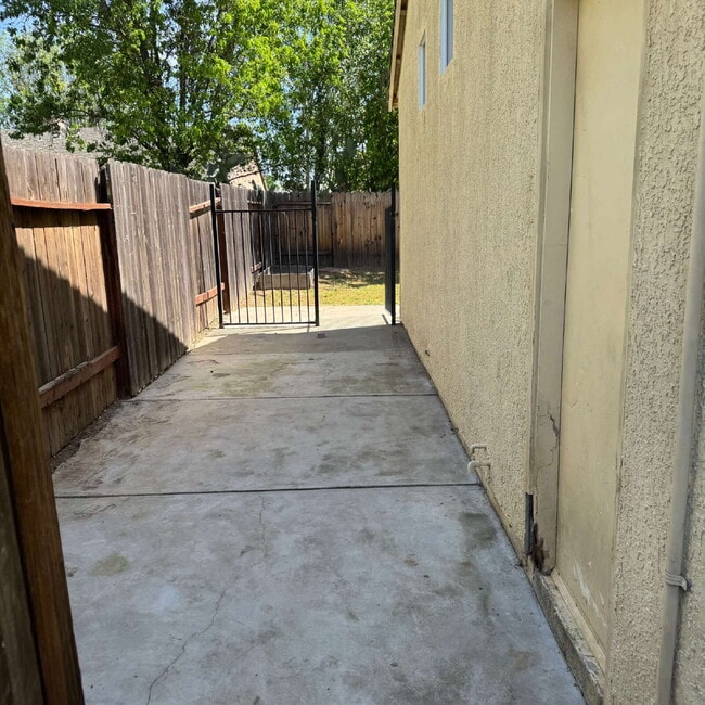 Building Photo - Great location near park and shopping