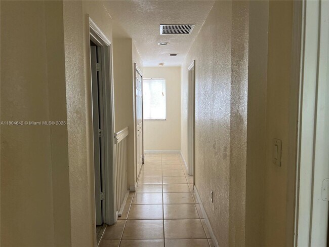 Building Photo - 1429 SE 24th Ct