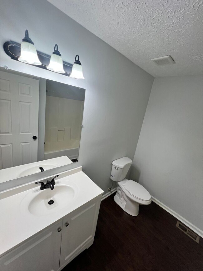 Building Photo - 3534-3534 Chesapeake Dr