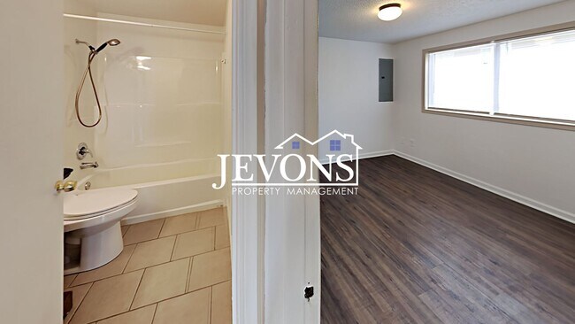 Building Photo - Charming duplex in a walkable location near the University of Puget Sound