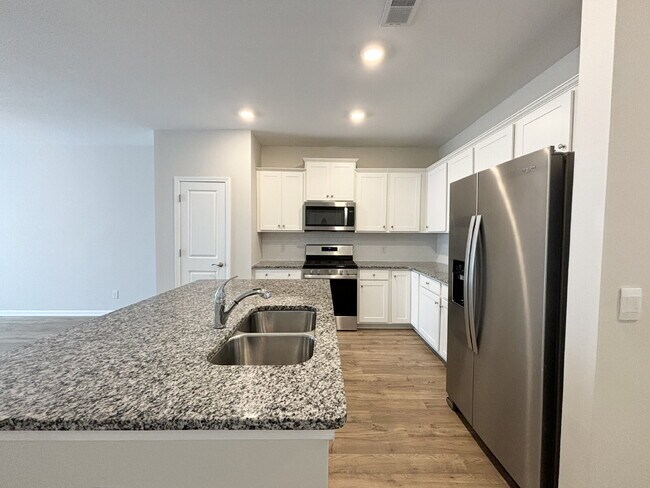 Building Photo - Beautifully Maintained Three Bedroom Townhouse!