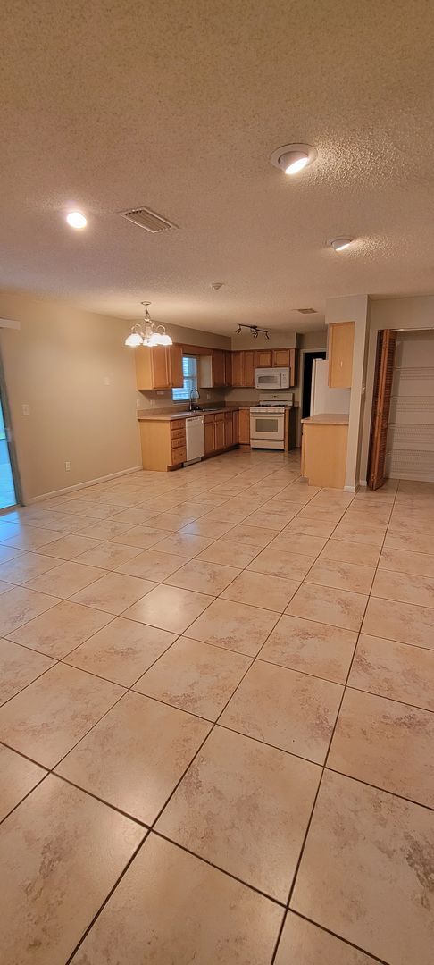 Building Photo - 2220 NW 14th Ave