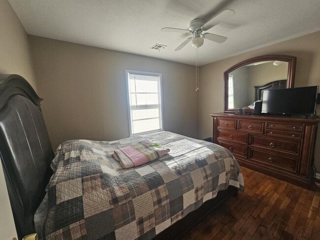 Building Photo - 504 Baker St