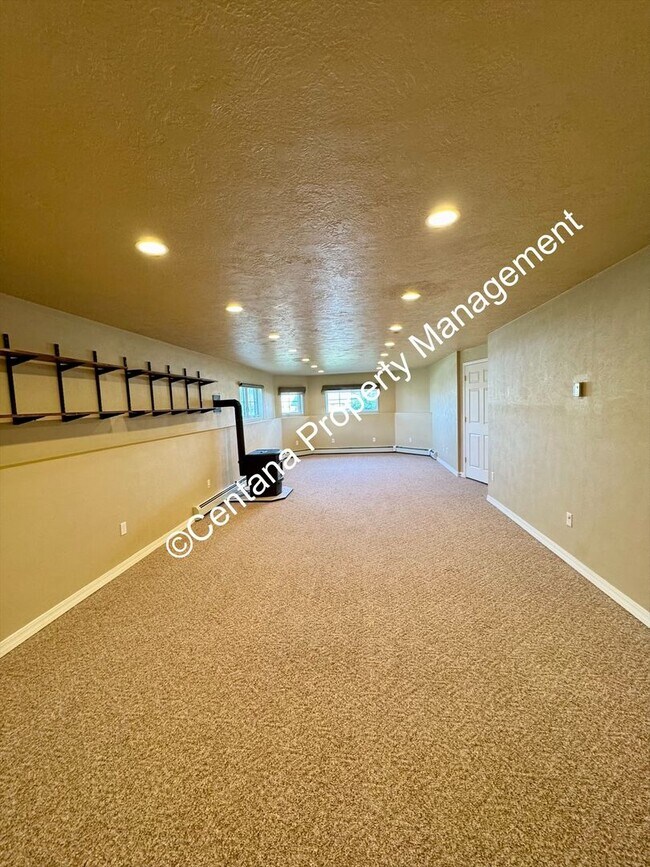 Building Photo - Beautiful home on the outskirts of town!