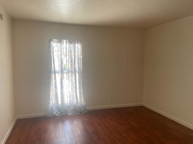 Building Photo - 3 Bed 2.5 Bath Pet-Friendly Retreat by The...