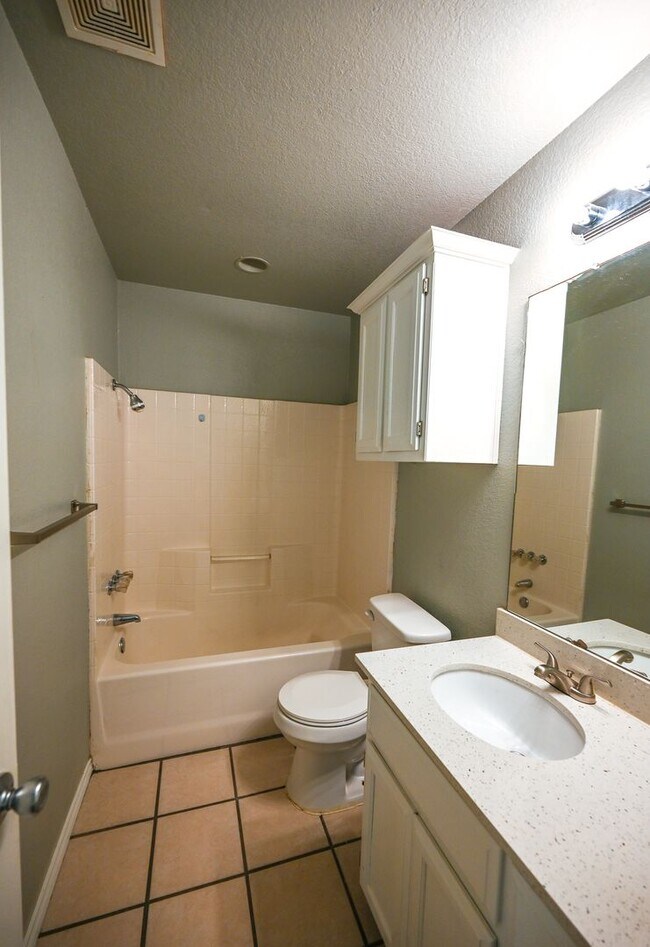 Building Photo - 2 Bed, 2 Bath Duplex Decatur TX