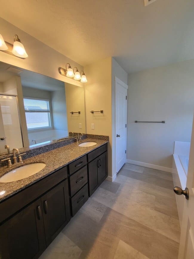 Building Photo - 3 Bedroom Townhome