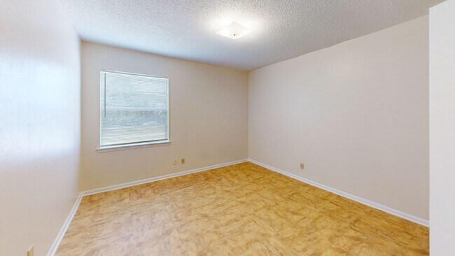 Building Photo - 402 Skyline Ave