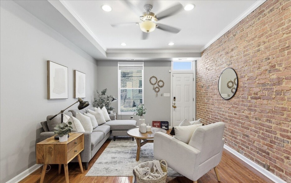 Living room - 415 N Glover St