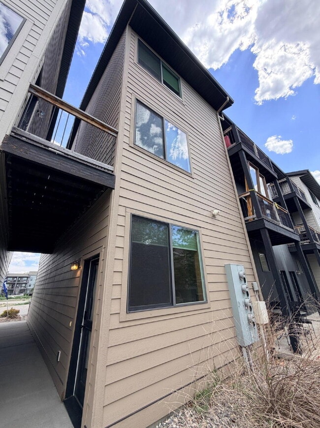 Building Photo - Beautiful 2 Bed, 1.5 Bath Townhouse with Bridger Views, Pets OK!