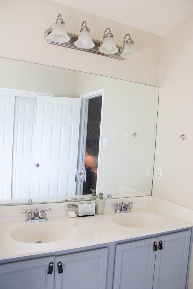 Master bathroom - 1607 Kemah Dr