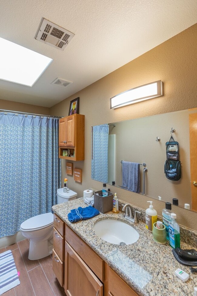 Building Photo - Beautiful 4 Bedroom 2 Bath Home!