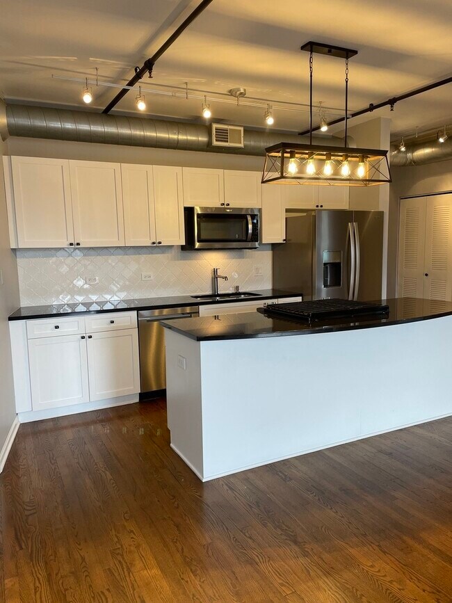 Building Photo - 1735 W Diversey Pkwy