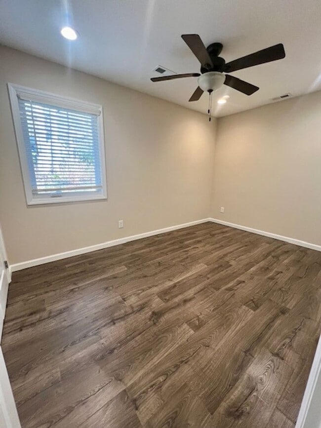 Building Photo - Black Mountain Duplex Rental-Fabulous Location!