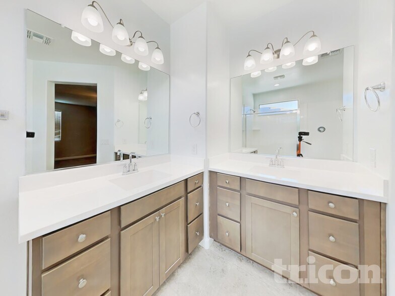 Building Photo - 30094 W Clarendon Ave