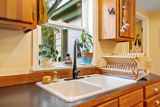 Building Photo - Fully Furnished Northside Bungalow Available for Month of August, 2026
