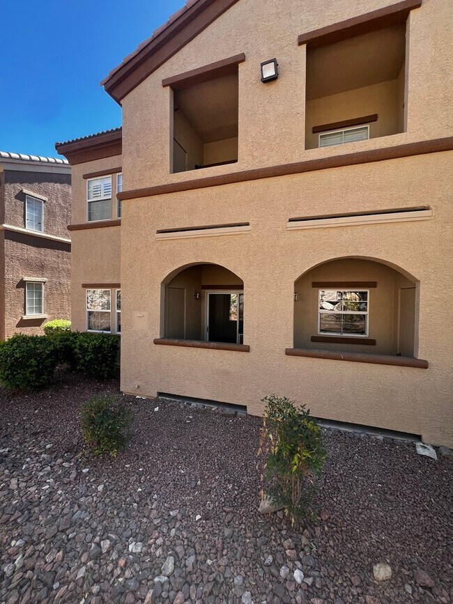 Building Photo - Gated Community / Community Pool / Luxury Vinyl Planking Throughout