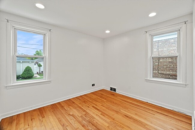 Building Photo - 5239 S Rutherford Ave