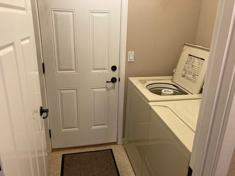 Laundry - 1023 Rainwood Ln