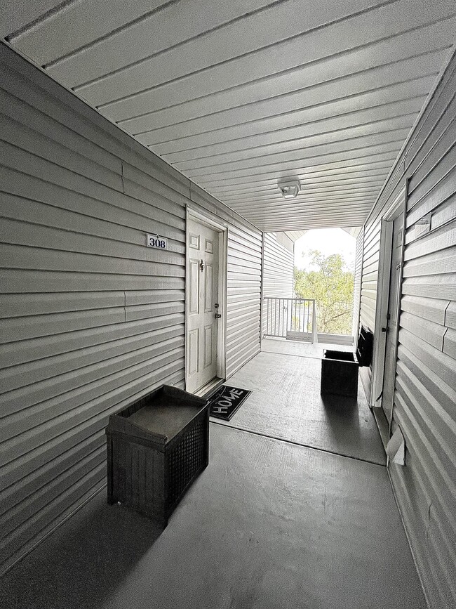 Building Photo - 2516 Grassy Point Dr