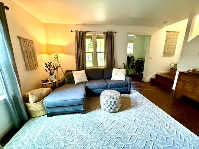 Building Photo - Charming 2 Bed with a Fenced Backyard