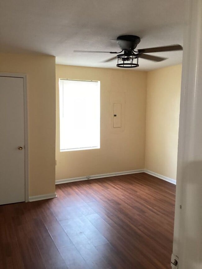 Building Photo - 3bedrooms Single Family House Availabe Now...