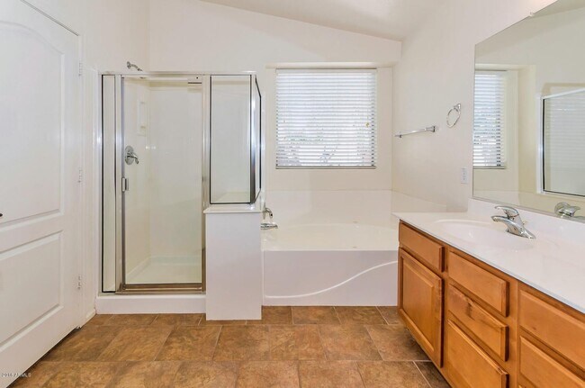 Building Photo - Gorgeous 4 Bed Single Level Norterra Home