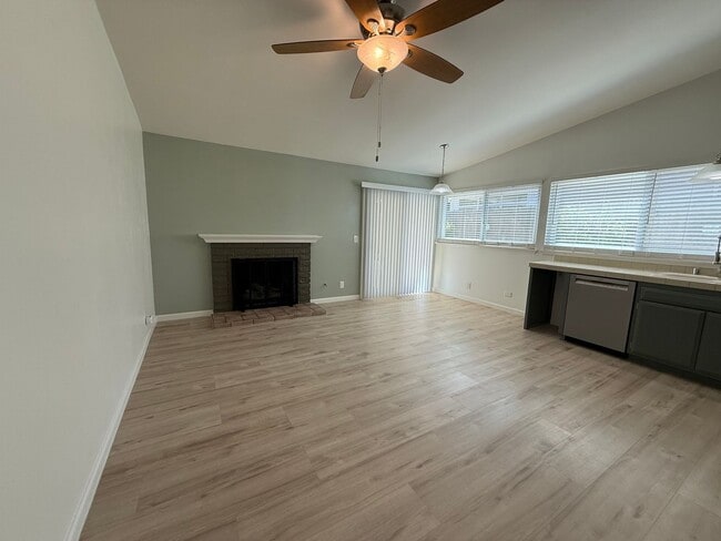 Building Photo - First Time rental in Central Simi Valley, 3 bed, 2 bath
