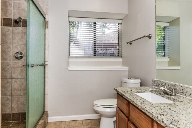 Building Photo - 4017 Dorchester Dr