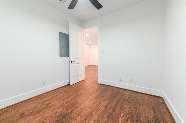 Building Photo - 425 W 21st St