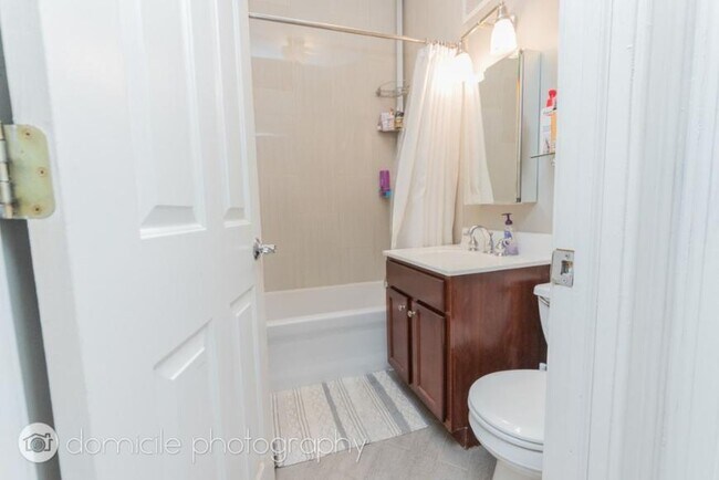 Building Photo - 2 bedroom in Chicago IL 60657