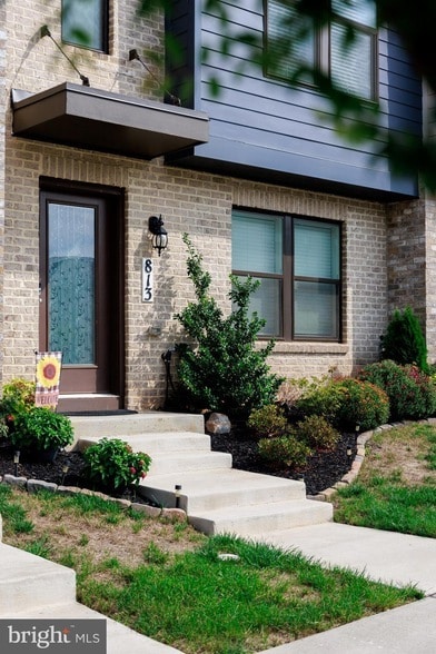 Building Photo - 813 Bond St