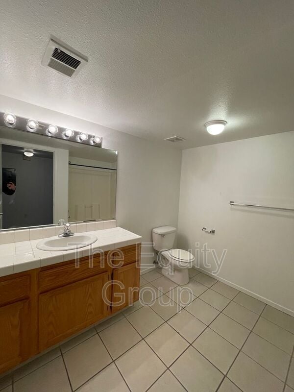 Building Photo - 2660 W Lark Ave