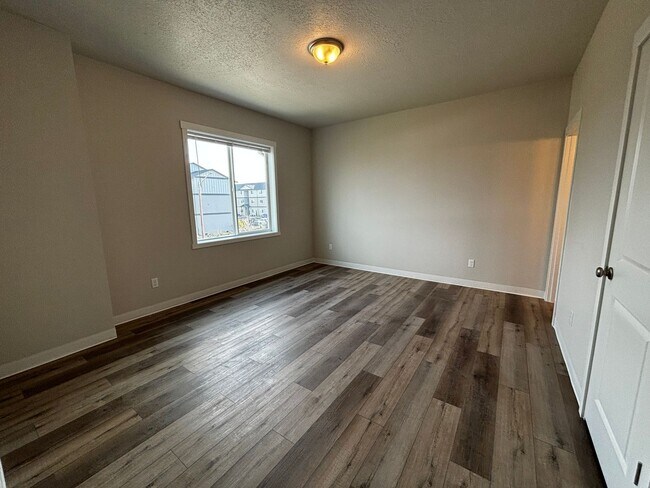 Building Photo - Newer Townhome in Quiet Neighborhood!