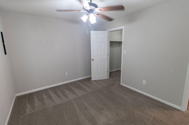 Building Photo - 5569 Pinehurst Ln